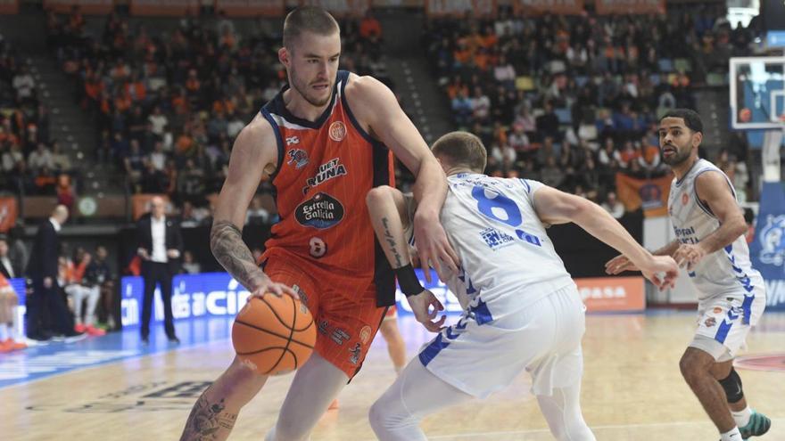 Dino Radoncic supera a Jakovics en el duelo contra el Palencia en el Coliseum.
