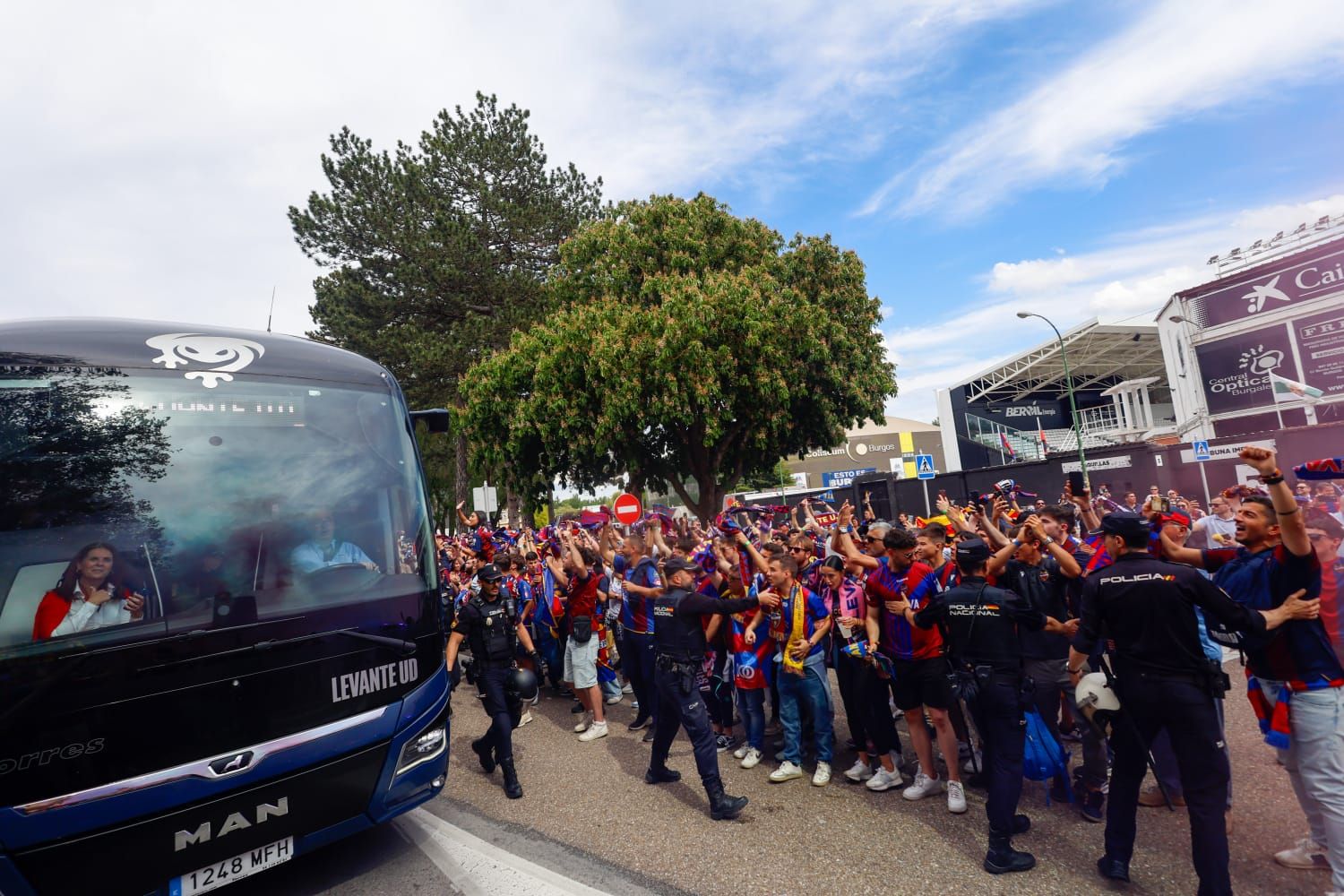 Explosión granota en la llegada del Levante UD a El Plantío