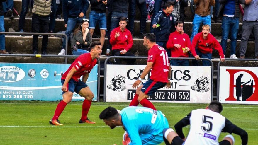 Mas i Xumetra celebren el gol de la victòria dels garrotxins.