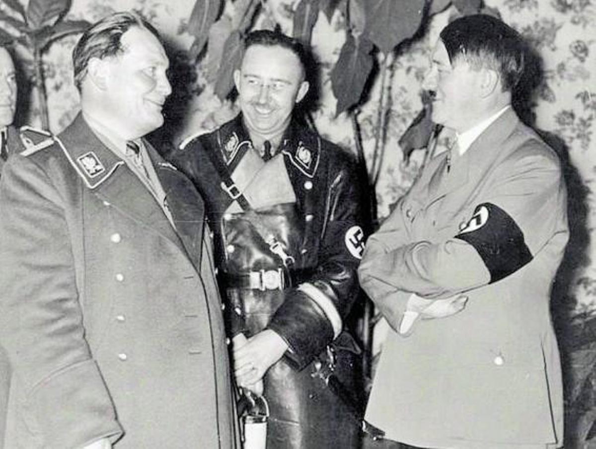 Tres jerarcas del poder  nazi: Hermann Göring y  Heinrich Himmler, junto  a su líder, un Adolf Hitler  de brazos cruzados.