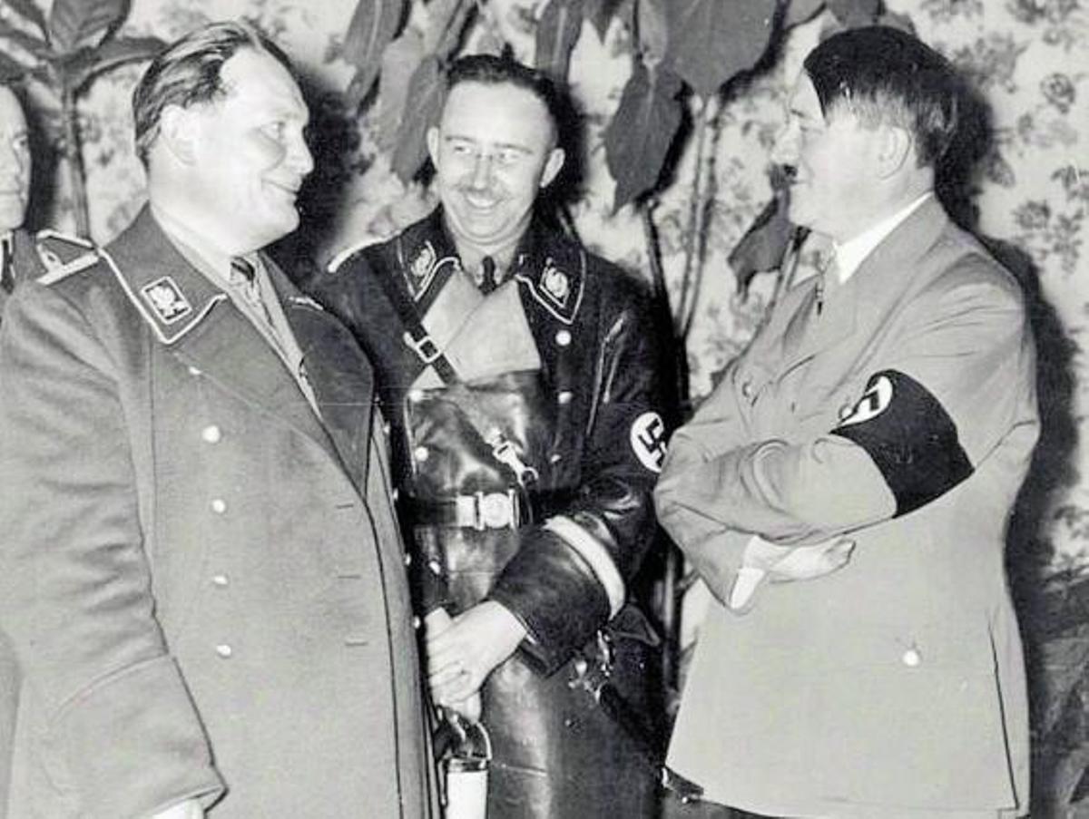 Tres jerarcas del poder nazi: Hermann Göring y Heinrich Himmler, junto a su líder, un Adolf Hitler de brazos cruzados.