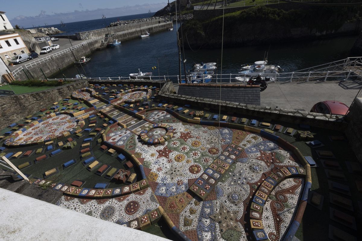 La colorida guitarra creada por “Valoro”, en el patio de su casa de Puerto de Vega. |