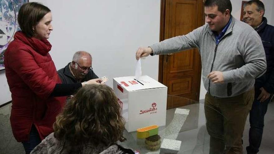 Votación en la sede del PSOE de A Estrada. //Bernabé/Luismy