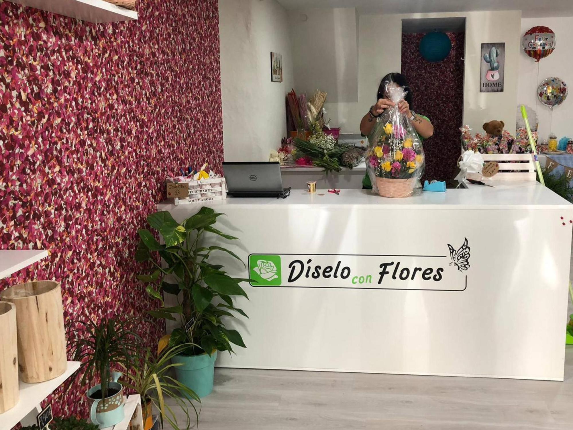 La floristería ‘Díselo con Flores’ cuenta con un equipo apasionado por el mundo de las flores y pone muchísimo cariño en cada elaboración floral