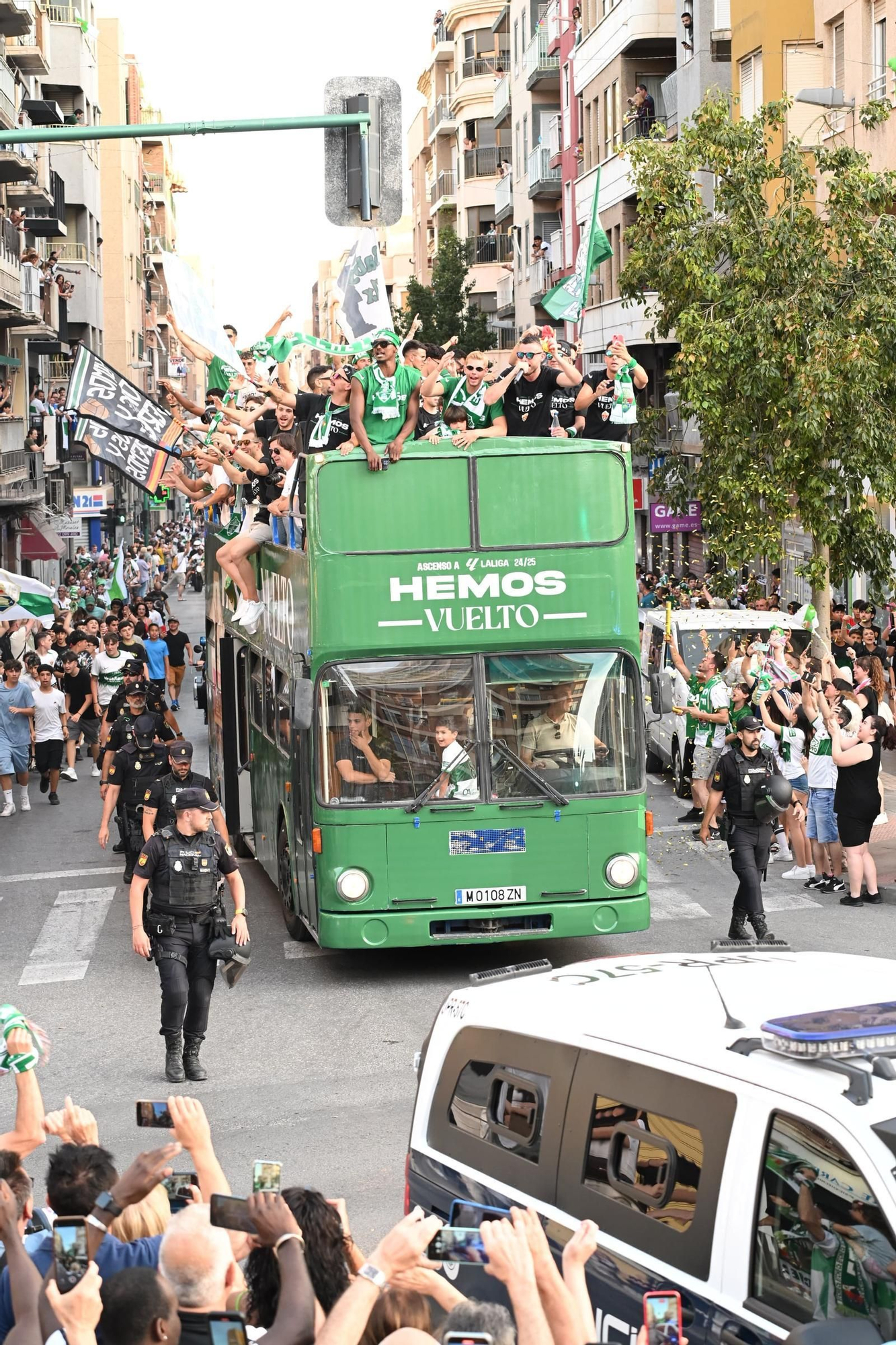 El Elche CF celebra el ascenso a Primera con una rúa en autobús hasta la Plaça de Baix