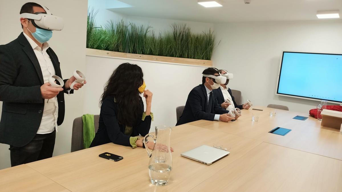 Un grupo de personas en una reunión de trabajo utilizando gafas y otros dispositivos de realidad virtual.