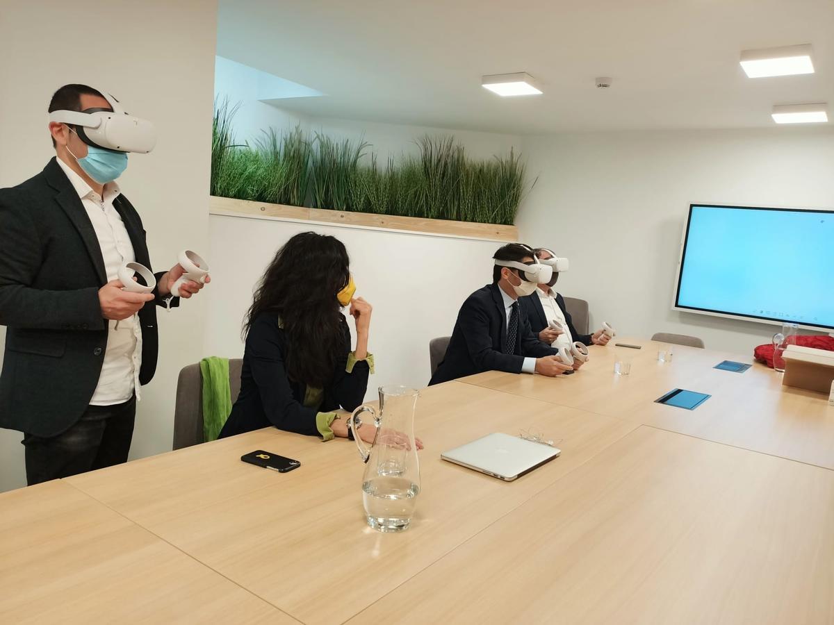 Un grupo de personas en una reunión de trabajo utilizando gafas y otros dispositivos de realidad virtual.