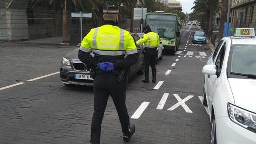 Agentes de la Policía Local de Santa Cruz realizando filtros de seguridad.