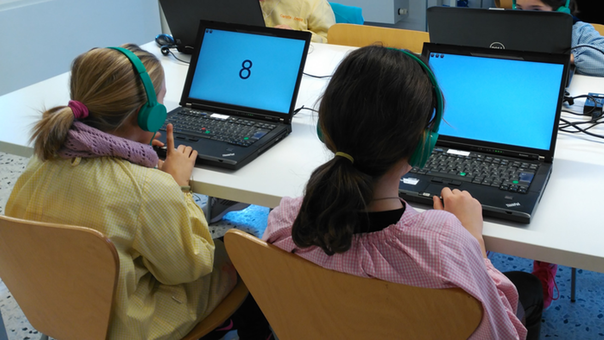 Dos niñas realizan unos tests cognitivos para evaluar su capacidad de memoria y aprendizaje.