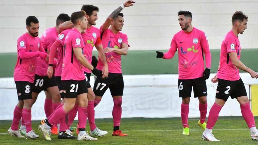 Jugadores del Ciudad de Lucena celebran un gol en la primera fase del campeonato en Tercera División.