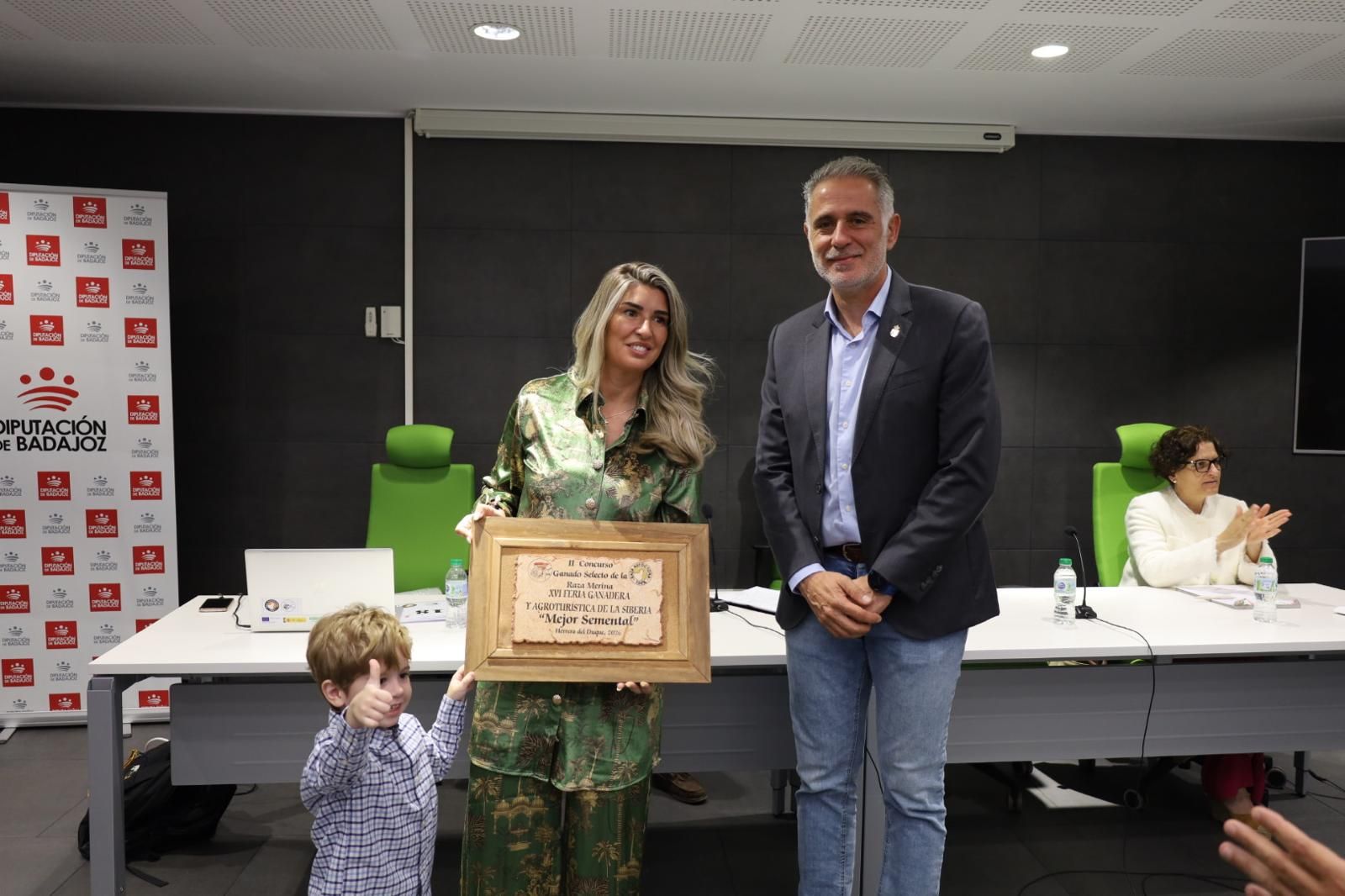 Entrega del premio a 'Mejor semental' de la Feria Ganadera de Herrera del Duque.