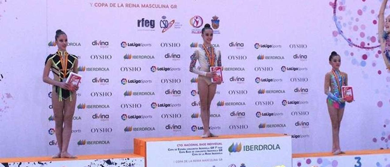 La gimnasta ovetense Victoria Angelova, del club Omega; Mar Torres, del club Sedavi (Comunidad Valenciana), e Iratxe Garate, del club Sakoneta (Euskadi), en el podio infantil.