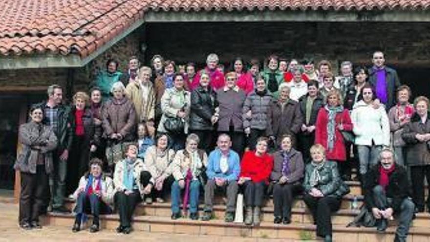 Asistentes a los actos del Día de la Mujer en Caso.