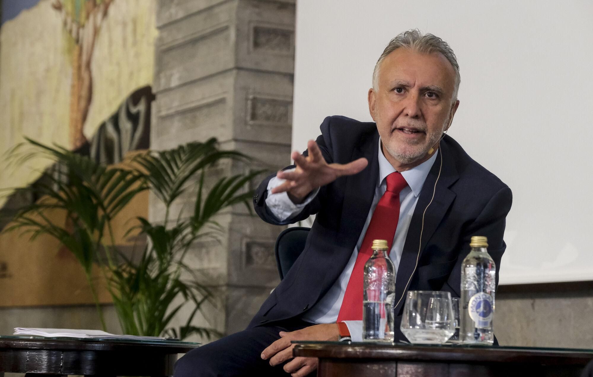 Encuentro informativo con Ángel Víctor Torres, ministro de Política Territorial y Memoria Democrática de España 