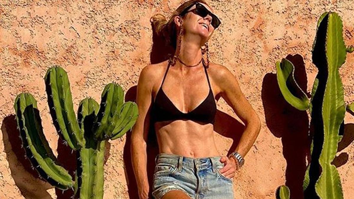 Amelia Bono, con top de bikini negro y shorts