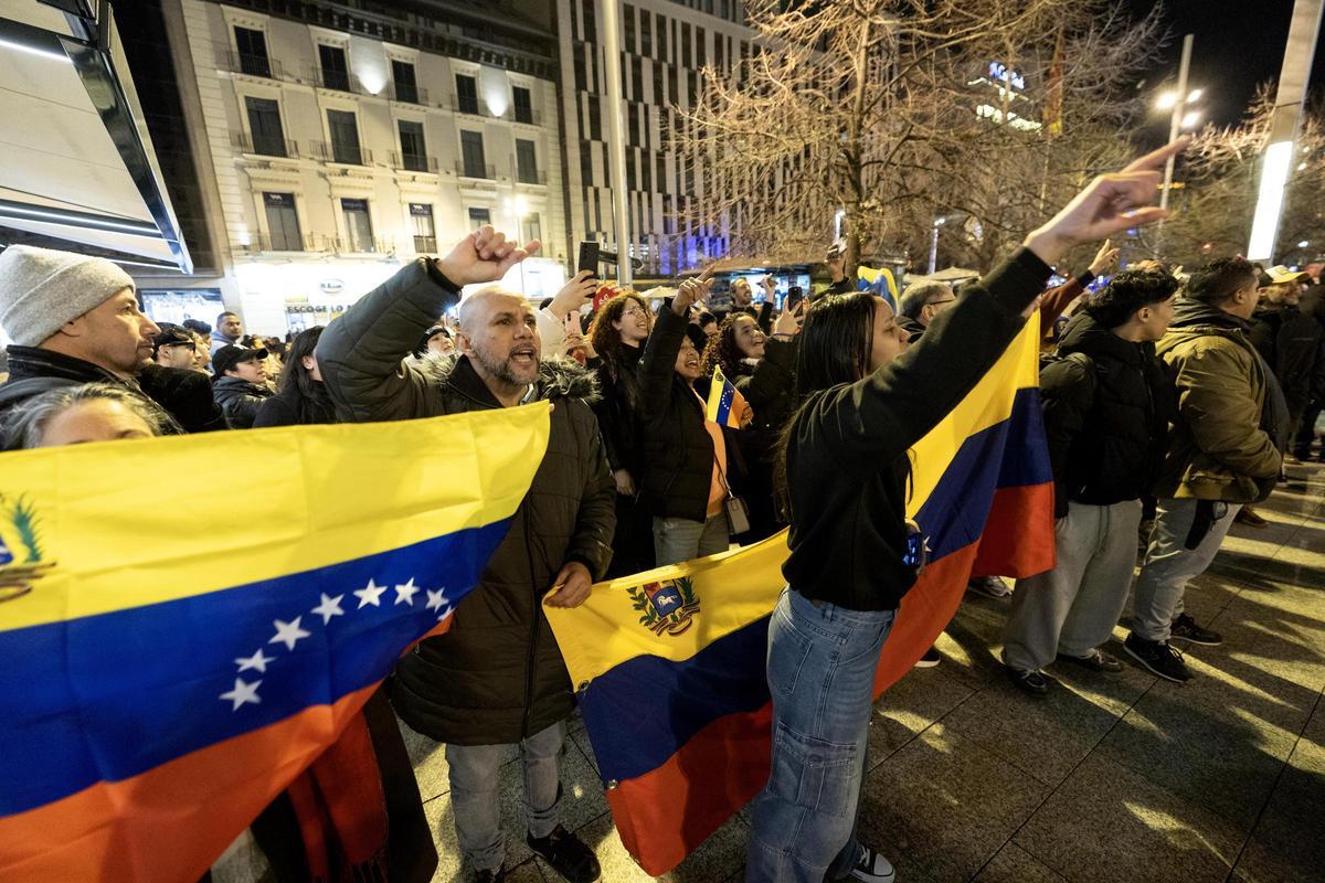 Defensores y detractores de la captura de Nicolás Maduro se enfrentan en la plaza España de Zaragoza. Defensores y detractores de la captura de Nicolás Maduro se enfrentan en la plaza España de Zaragoza.