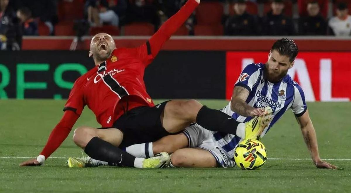 Muriqi wird im Zweikampf gegen Real Sociedad gefault/ CATI CLADERA