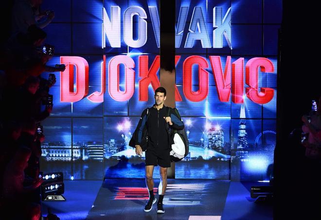 Novak Djokovic, de Serbia, entra a la pista para jugar encuentro contra el Alexander Zverev de Alemania durante el partido de ndividuales masculino de round-robin del torneo de tenis ATP World Tour Finals en el O2 Arena de Londres.