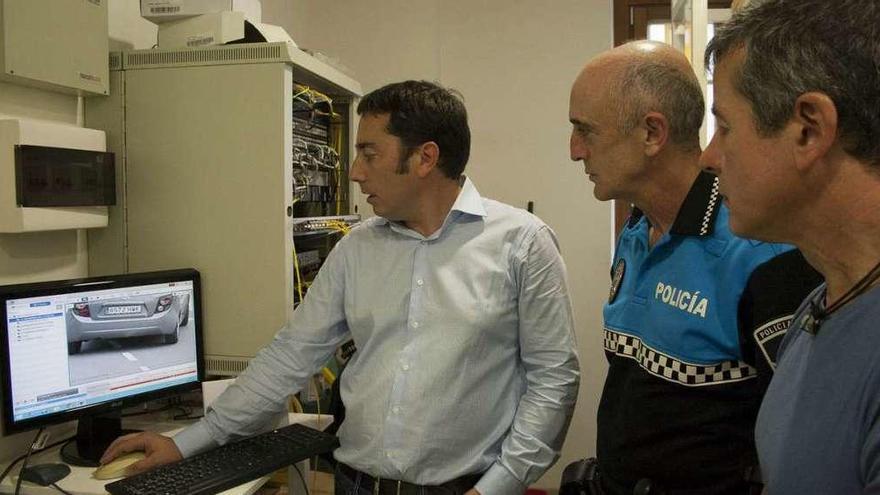 El alcalde, Gerardo Sanz; el jefe de la Policía Local, José Antonio Fernández, y el concejal de Seguridad, José María Vega, en el cuarto de almacenamiento de datos del sistema de vigilancia de tráfico de Lugo de Llanera.