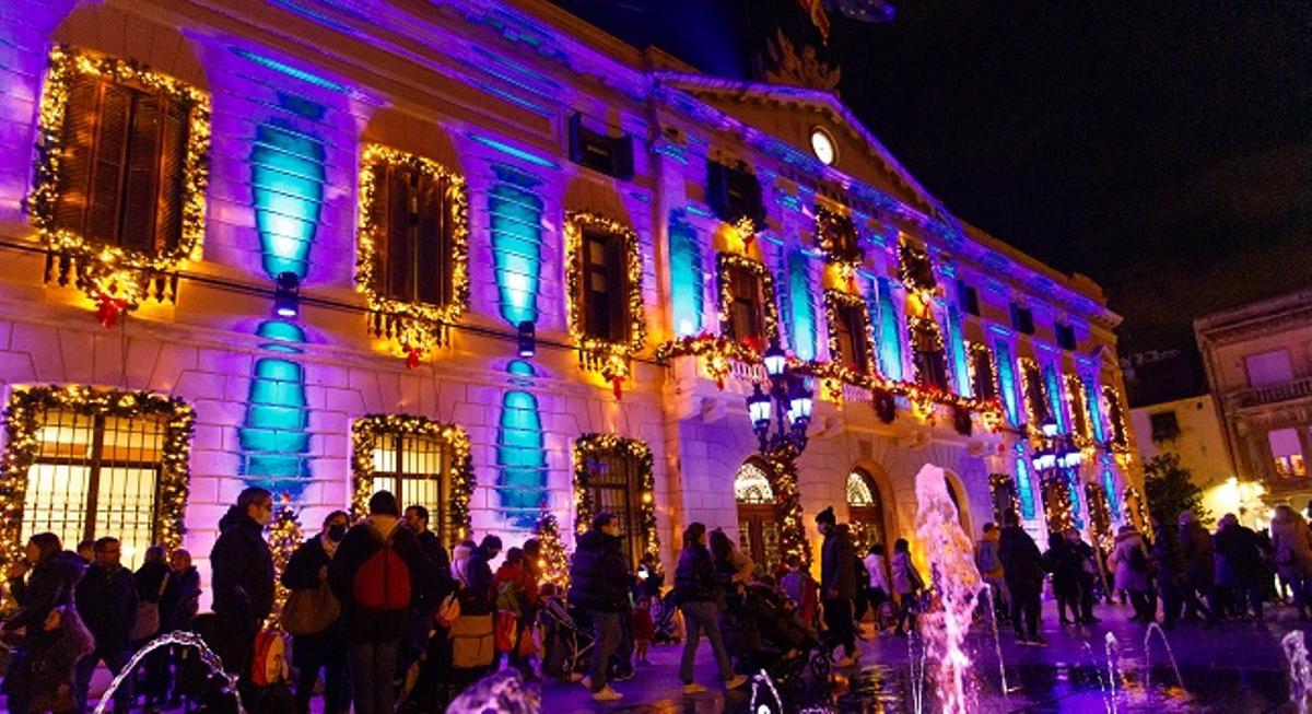 Fachada del Ayuntamiento de Sabadell, decorada por Navidad