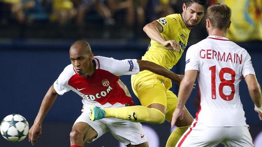 Alexandre Pato, ayer, ante Fabinho (i) y Germain (d) durante el partido entre Villarreal y Mónaco.