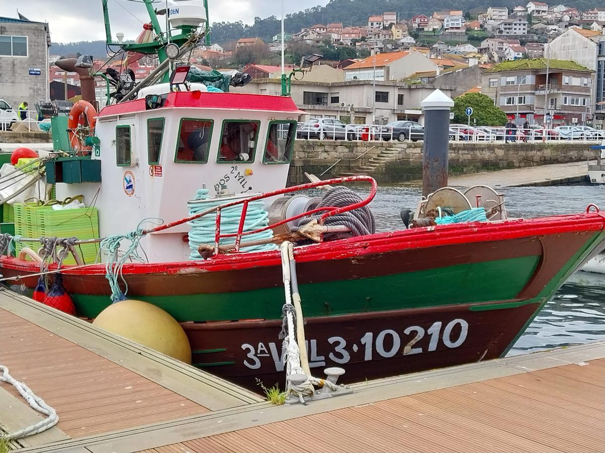 El "Dos Mil" otro de los barcos del cerco de Bueu que permanece amarrado a puerto.