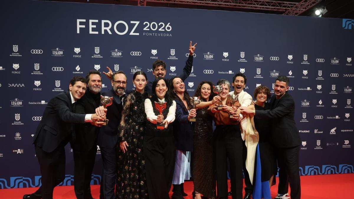 El equipo de Los Domingos posan con los cinco premios conseguidos en Los Feroz 2026