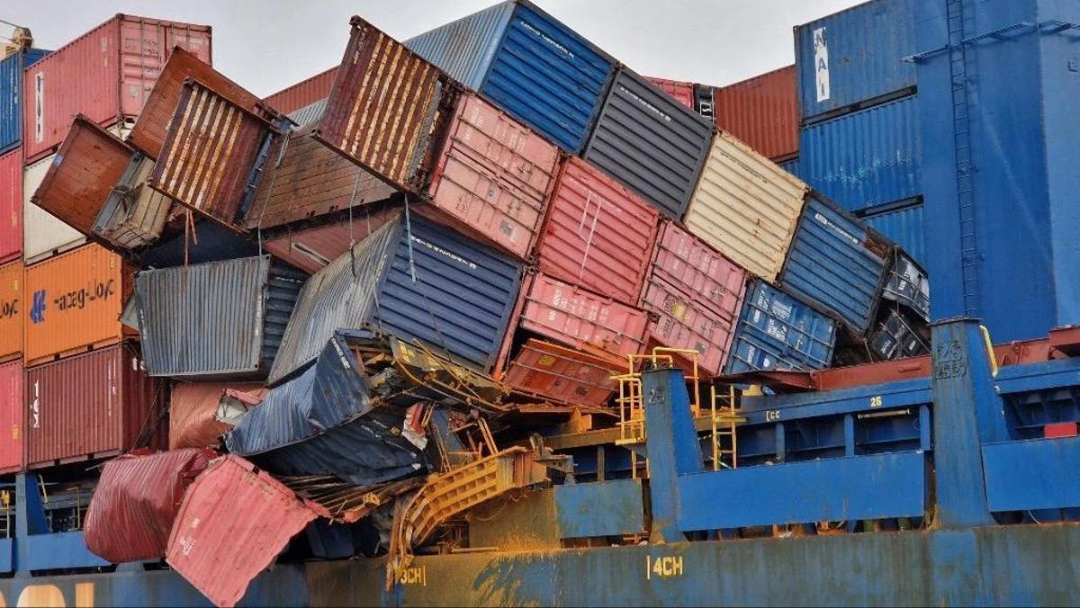 Llega a Vigo un buque mercante con un espectacular corrimiento de carga causado por el fuerte oleaje