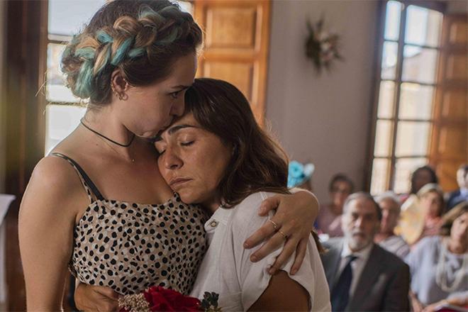 Un emotivo momento en la película 'La boda de Rosa'