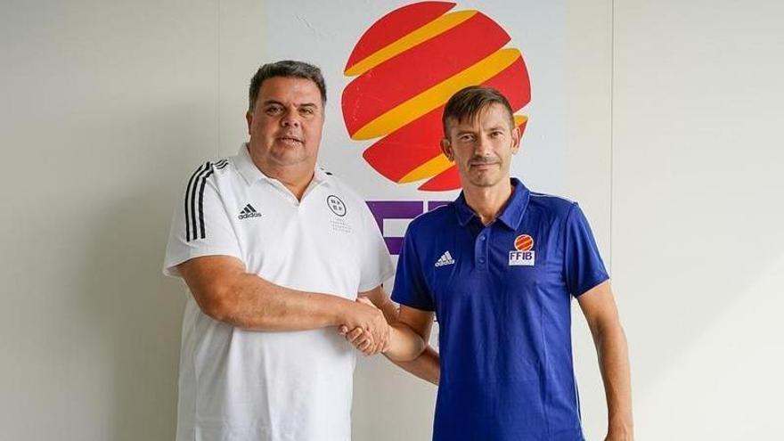 Pep Sansó (d) junto con el seleccionador Álex Calero (i).