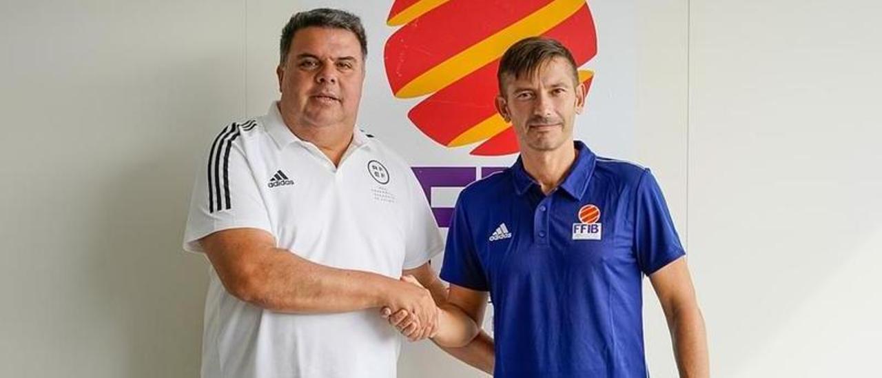 Pep Sansó (d) junto con el seleccionador Álex Calero (i).