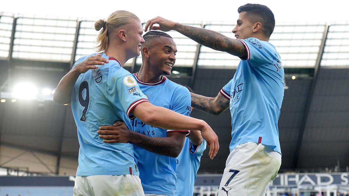 Los jugadores del Manchester City celebran un gol.