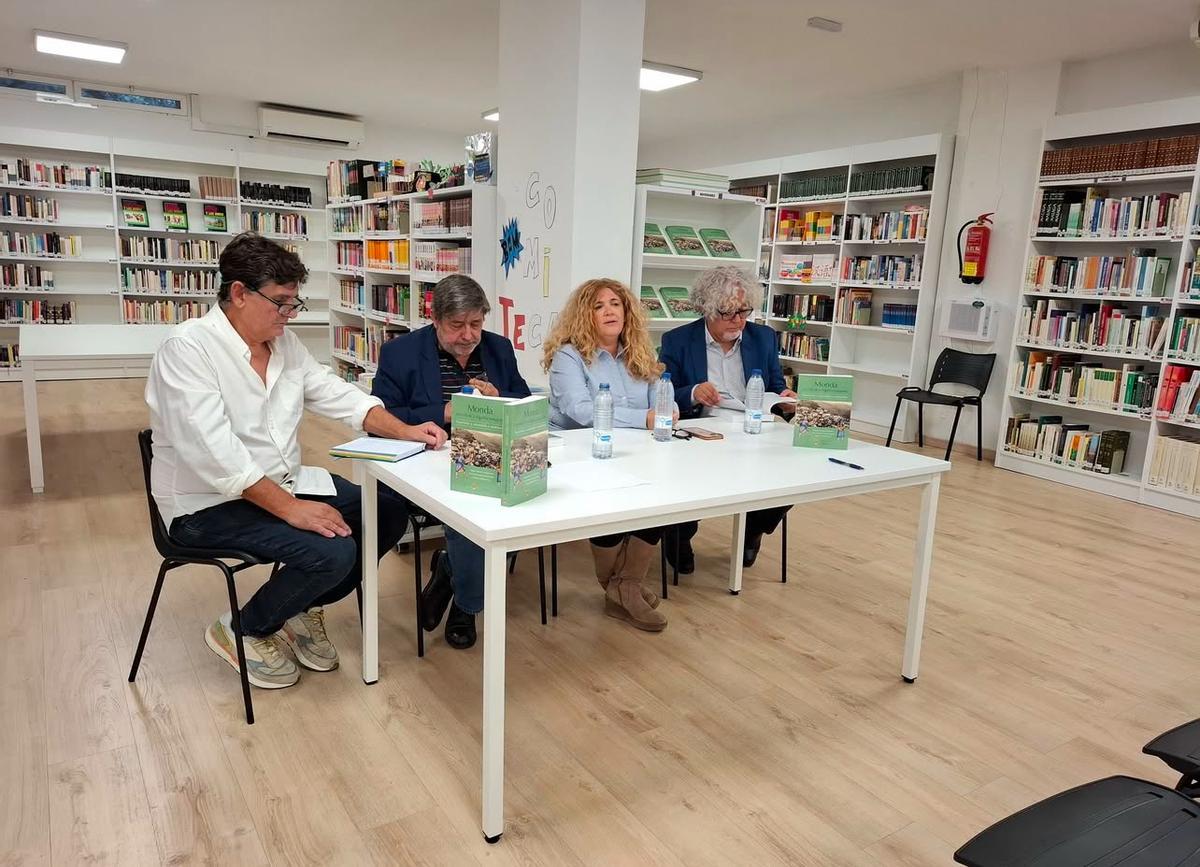 Presentación del libro en Monda, con los tres autores y la concejala de Cultura Ana Millán.