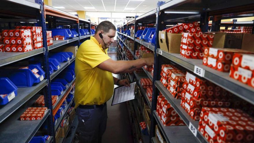 Un profesional de Rodavigo analizando el «stock».