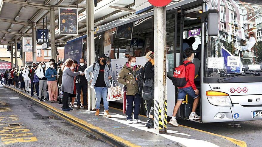 Colas ayer en la estación de autobuses de Gijón.