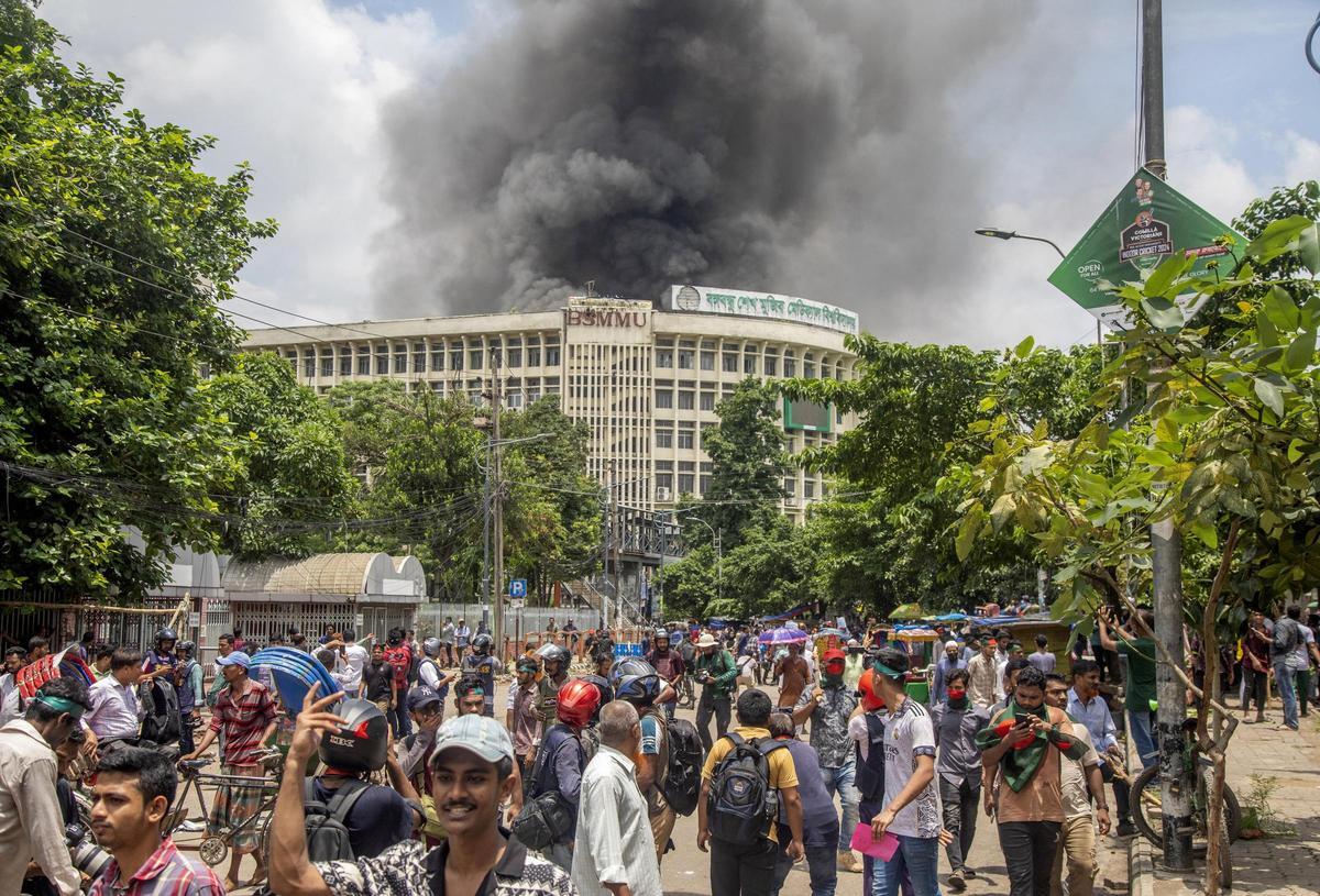 Bangladés vive su jornada de protestas contra el gobierno más sangrienta y suma 91 muertos