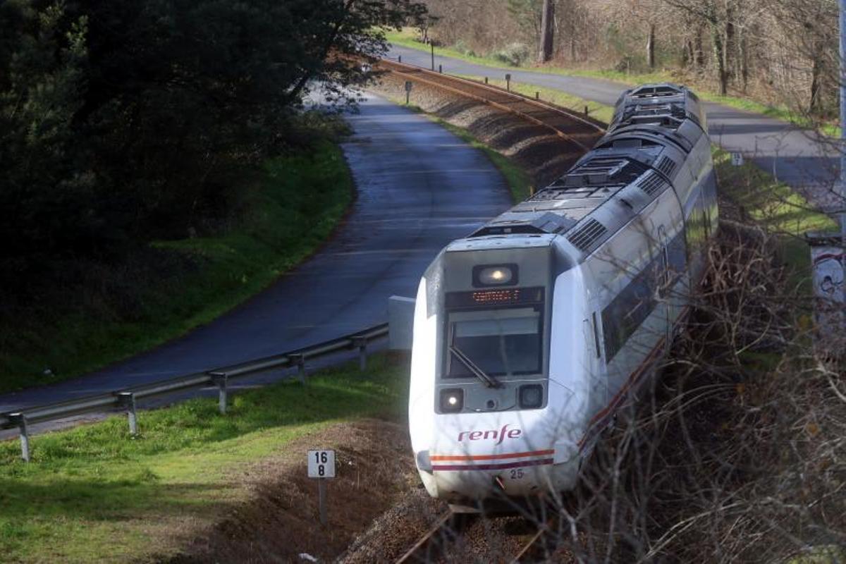 El tren a su paso por Valga.