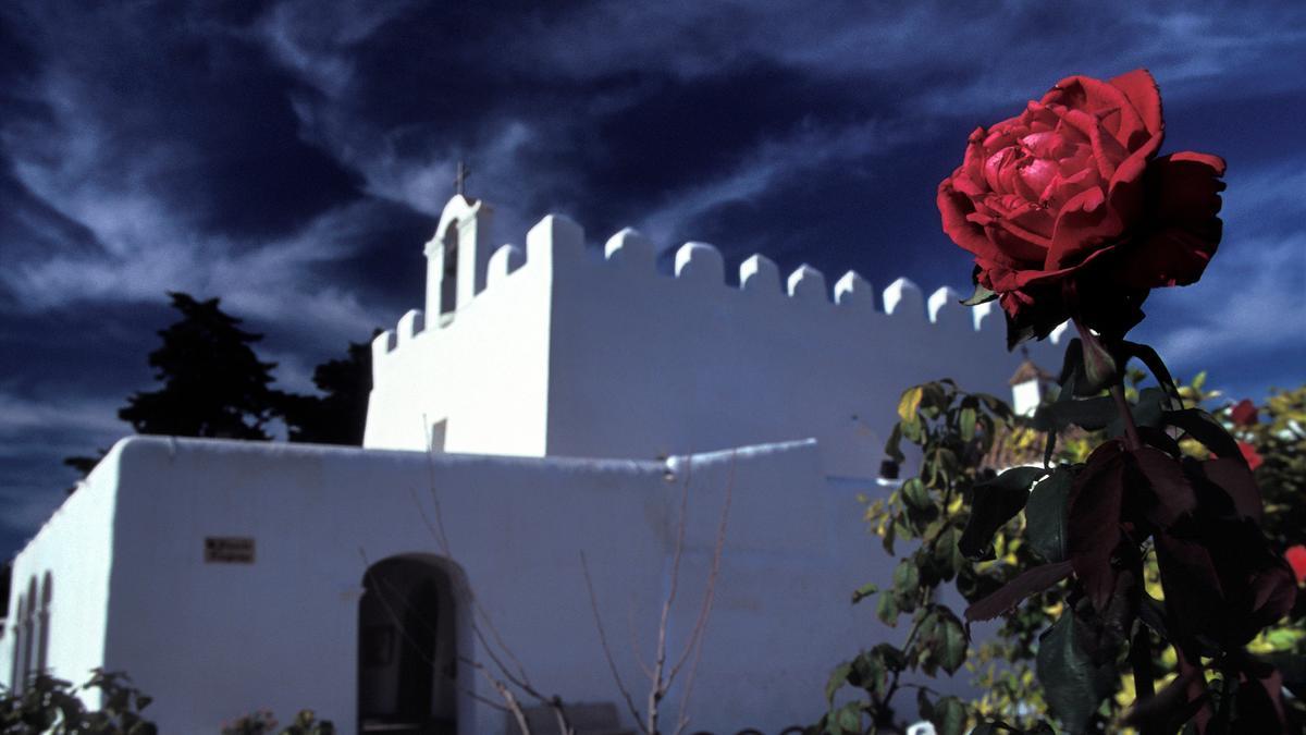 Iglesia de Sant Jordi con una rosa fotografiada en primer término