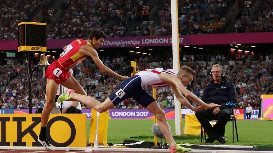 Mechaal e Ingebrigtsen se lanzan hacia delante en la recta final en su duelo por la medalla de bronce. // Efe