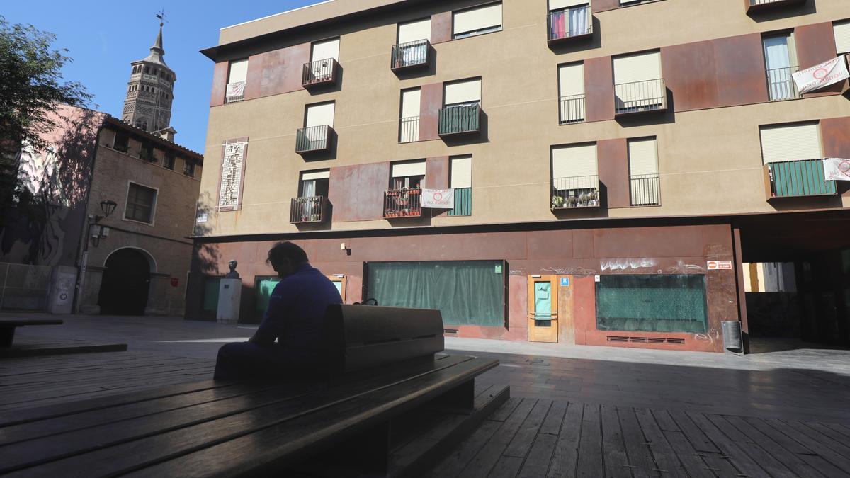 El bar de Las Armas está cerrado desde hace meses y por la plaza Mariano de Cavia ya apenas pasea nadie que no viva por el barrio de San Pablo.