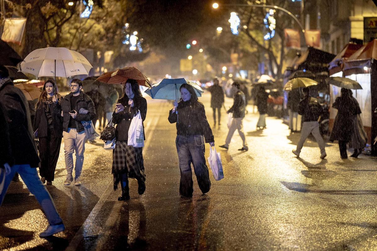La lluvia diluye el botellón de Mandri