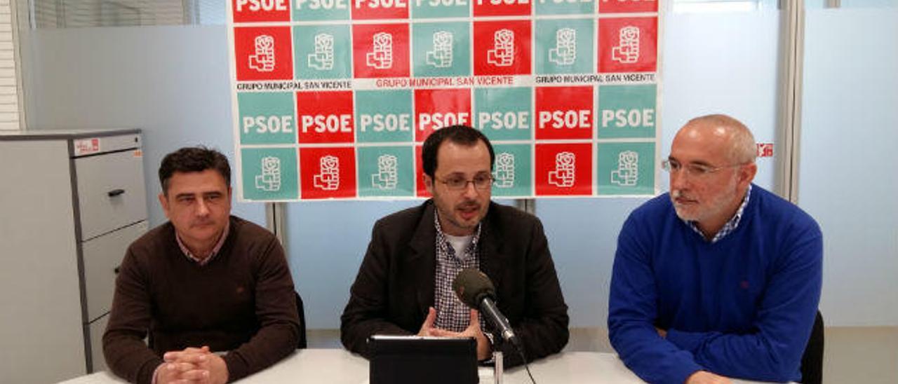 El secretario general del PSOE de San Vicente, Manuel Martínez, a la izquierda