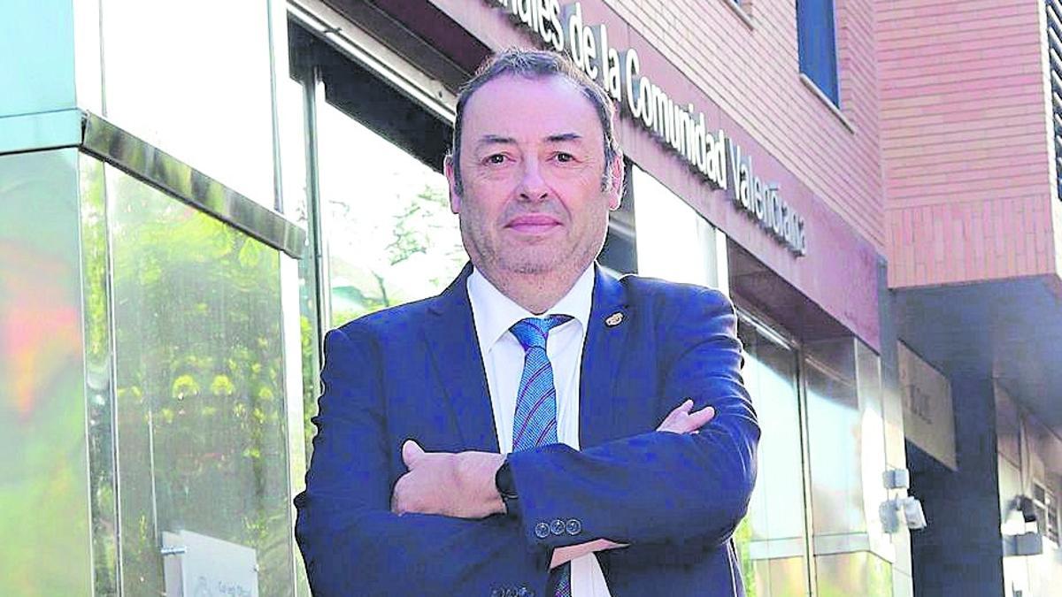 Juan Vicente Bono, frente a la sede del COIICV en València.