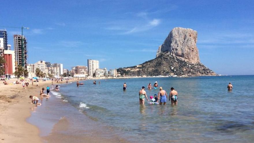 La primera alerta por la carabela portuguesa en Calp llega con las playas sin vigilancia