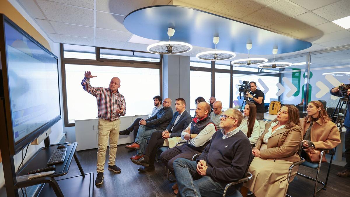 El responsable de Movilidad e Innovación de Sagulpa, César García, presenta las aplicaciones del gemelo digital en los mercados municipales