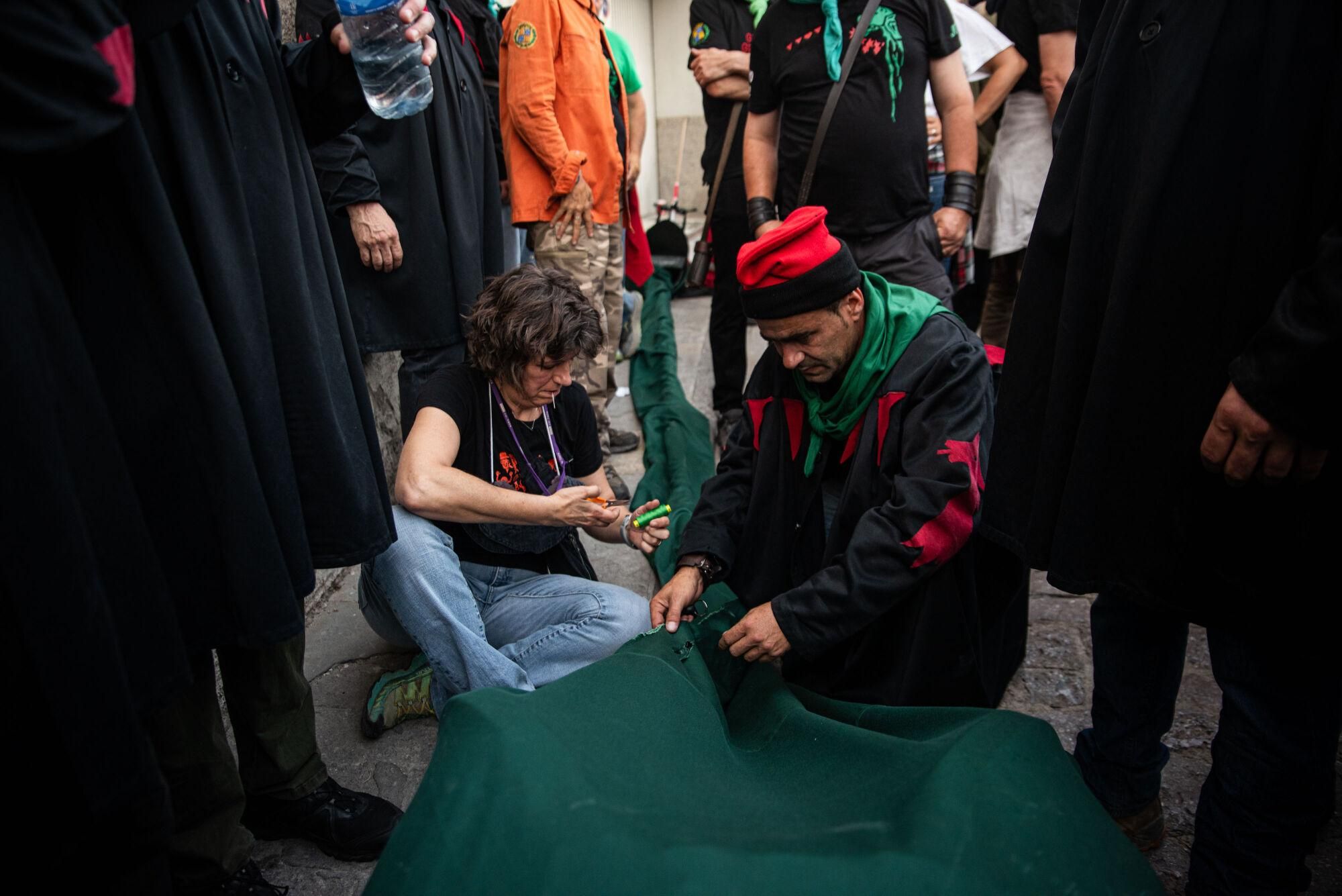 Les millors fotos dels primers salts del passacarrers de la Patum 2025