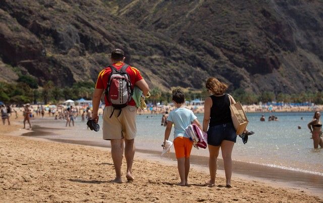 Caravanistas instalados en la zona de aparcamiento de la playa de Las Teresitas