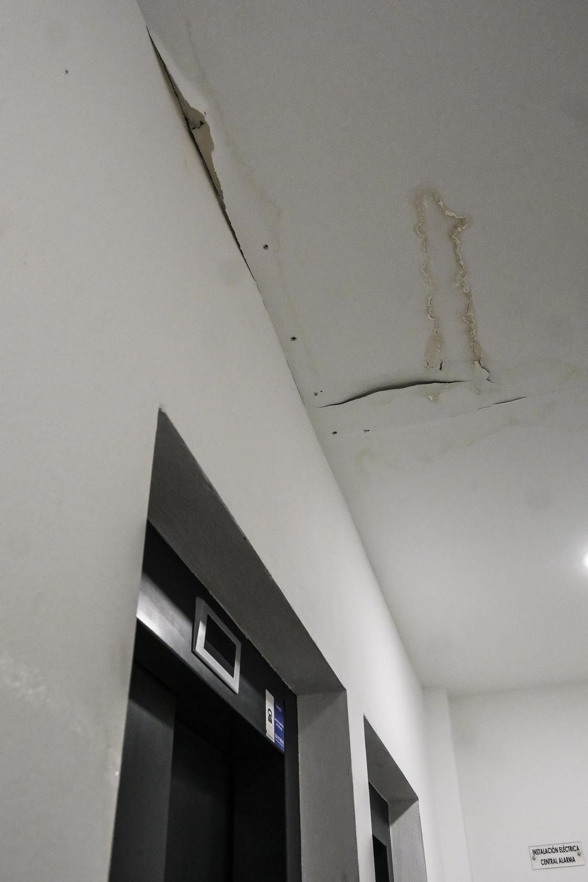 Humedad en la zona del ascensor, en la planta baja del edificio.