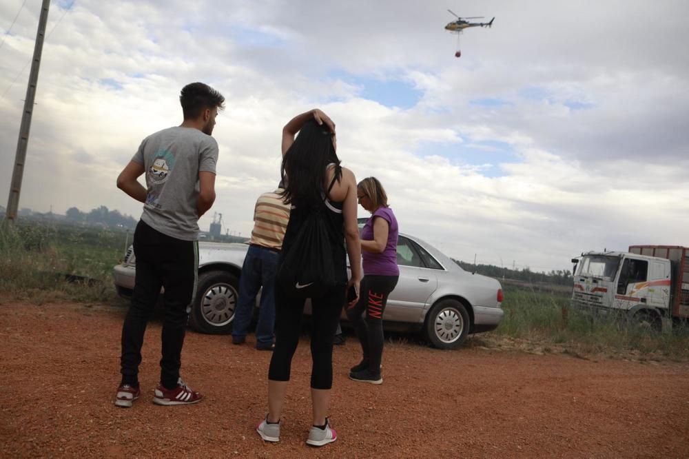 El incendio en el polígono industrial Campo de aviación de Coreses, en imágenes