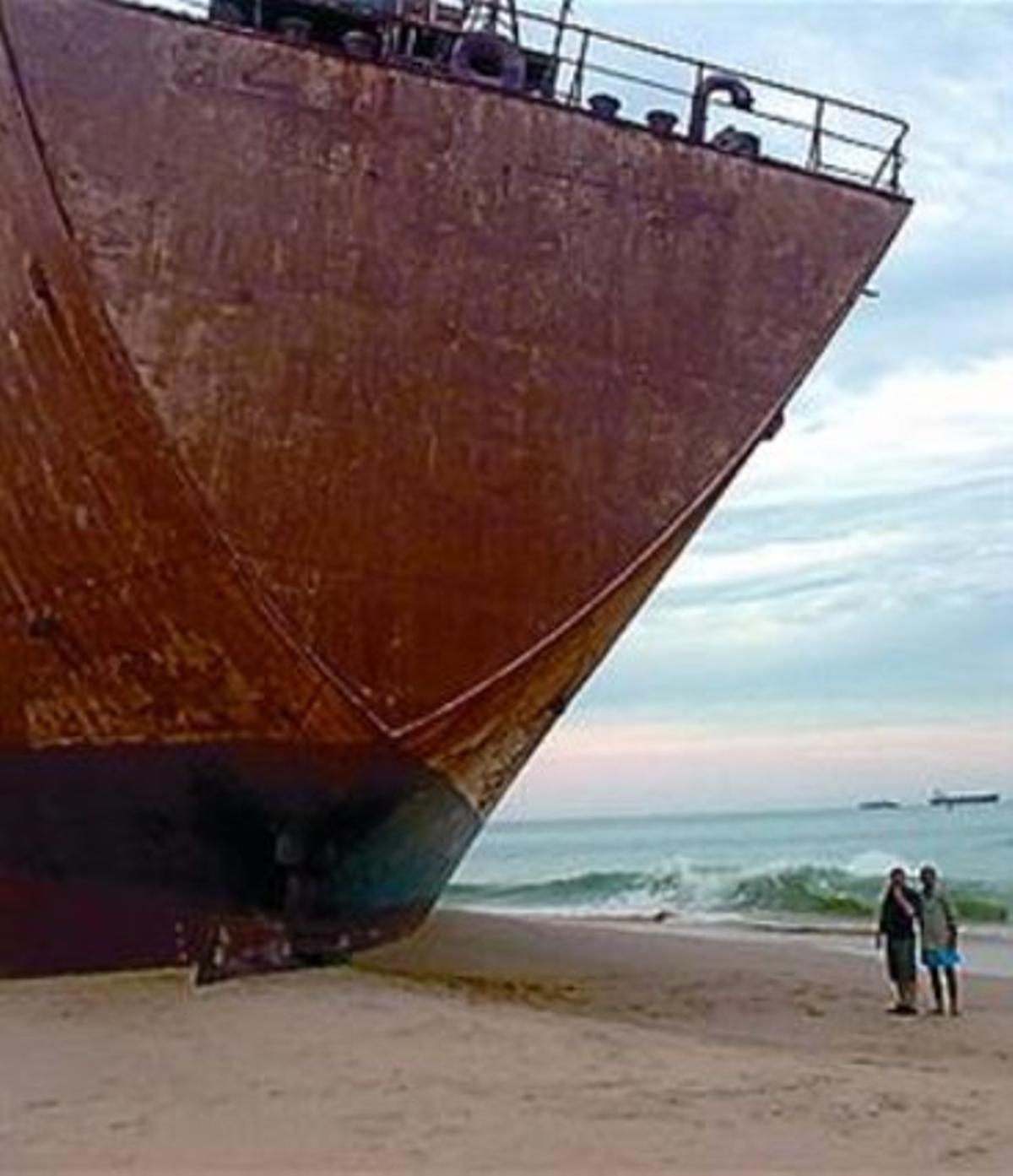 Un vaixell encallat a la sorra.